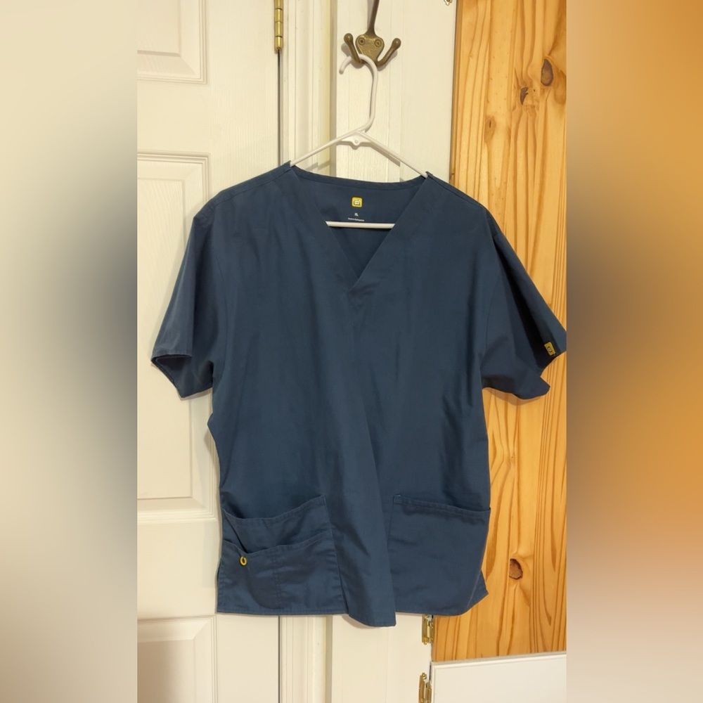 NAVY BLUE Women’s Wonder Winks V Neck Scrub Top EUC XL